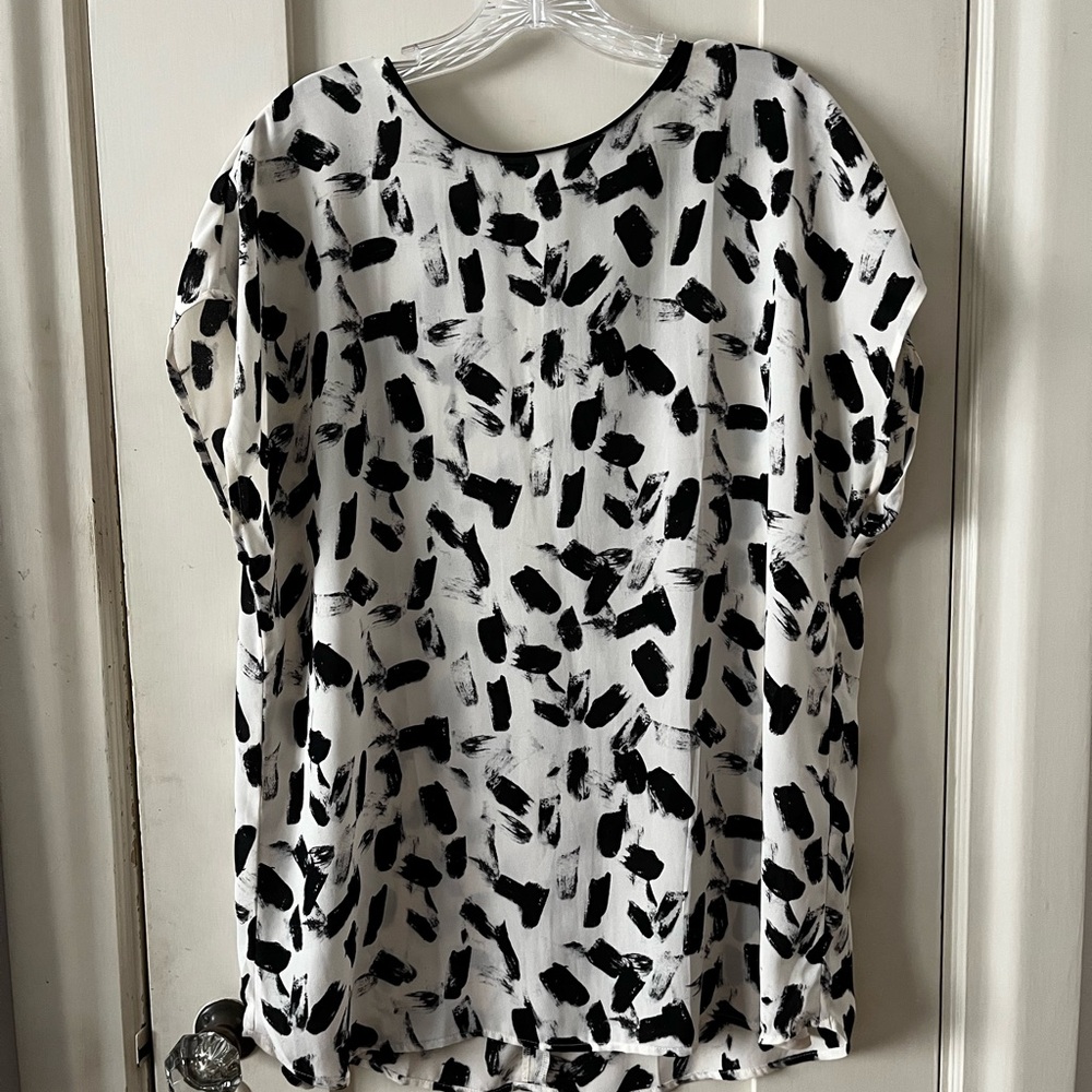 Banana Republic Black and White Blouse